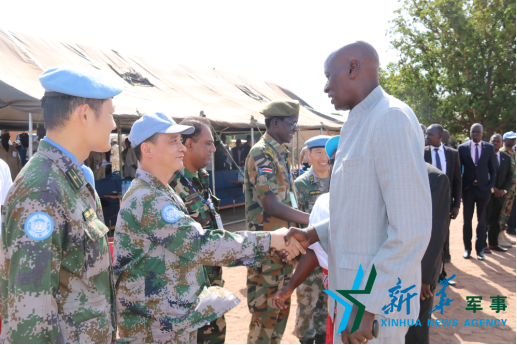 瓦乌州州长与中国维和医疗分队队长握手.马青峰摄
