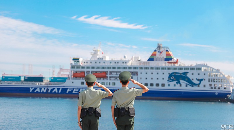 老兵离队前向日夜监护的班轮最后一次敬礼,目送班轮离港