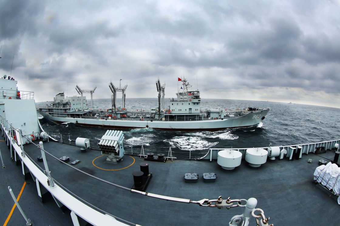 沂蒙山舰在某海域进行横向补给训练(2017年10月12日摄).