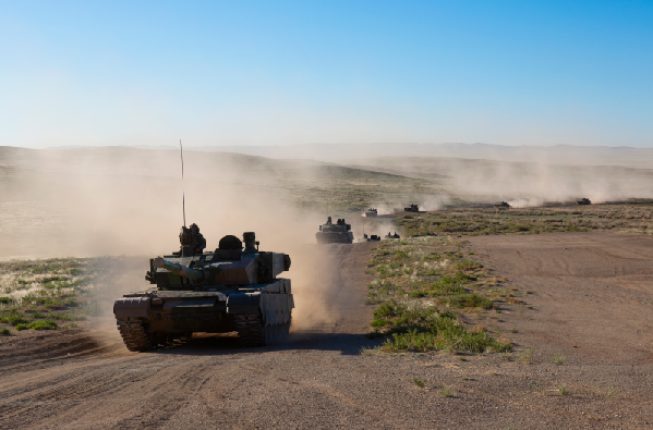 某新型装备列装以来,这个旅将部队拉到山区,大漠,平原等多种地形,在多