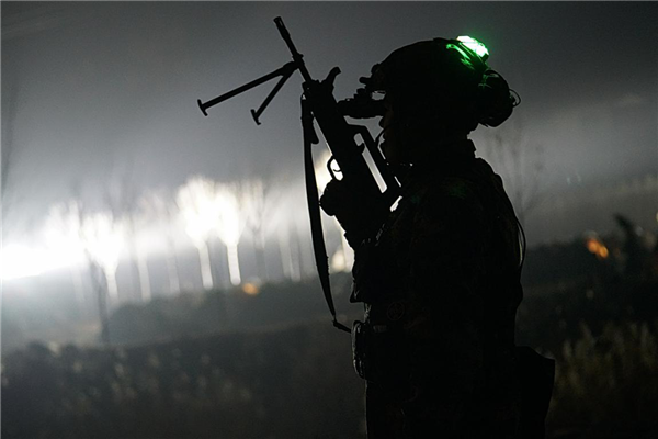 聚焦实战 武警特战队员寒冬深山练兵忙