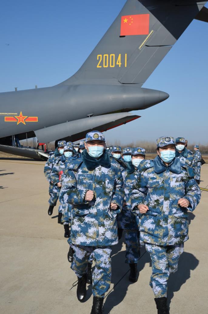 军队增派支援武汉抗击新冠肺炎疫情的又一批医护人员抵武汉