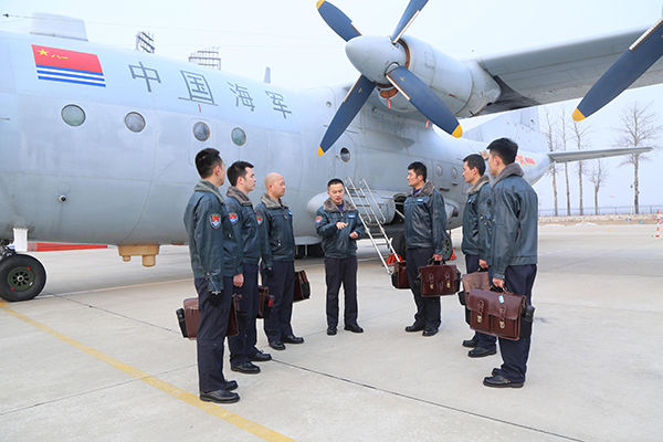 北部战区海军航空兵某部新年度开训首飞
