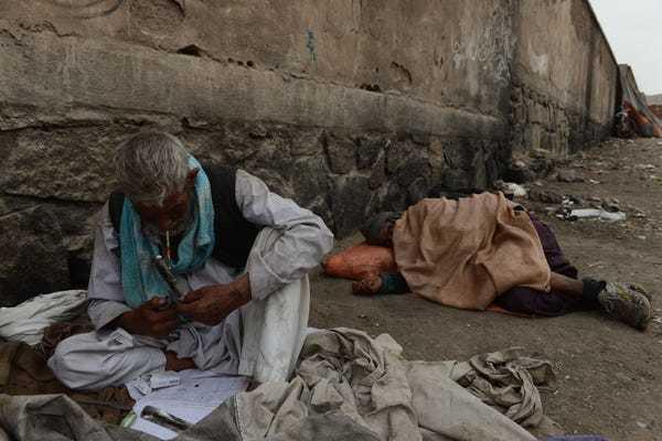 吸毒的阿富汗当地民众（图源：外媒）