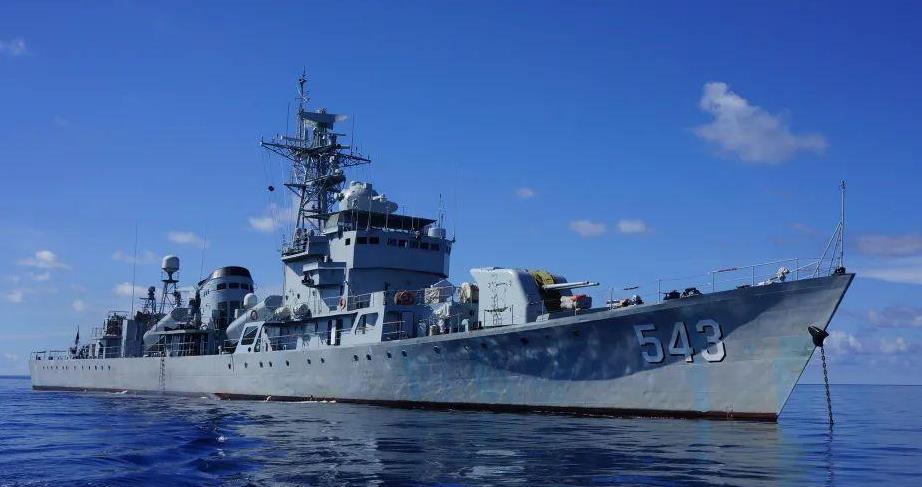 历经20余天海上拖行 海军退役"丹东舰"荣归故里
