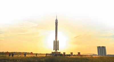 神舟十二号载人飞船与长征二号F遥十二运载火箭组合体。 资料照片