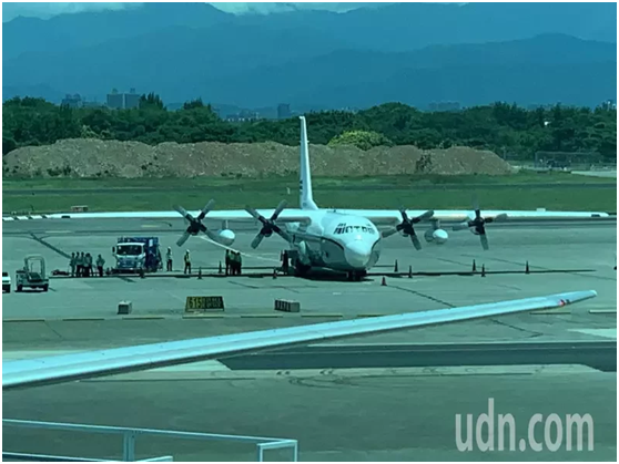 美军1架c130军机19日中午12时14分降落桃园机场图片来源台湾联合报