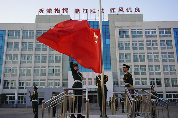 大图直击武警河南总队各支队举行升旗仪式