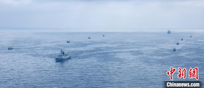 烟台舰为8艘中国籍船舶护航。　赵阳 摄