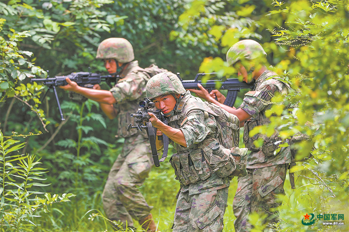 砺兵山野,机动攻防:陆军某合成旅实兵实弹对抗演练-新华网