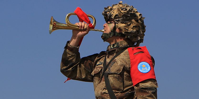 解放军红蓝对抗演习 现吹冲锋号画面