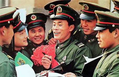 1993年8月17日,徐洪刚探家期满,乘坐长途公共汽车返回部队时,勇斗4名