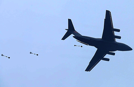 中国空军运—20飞机首次开展空降空投训练