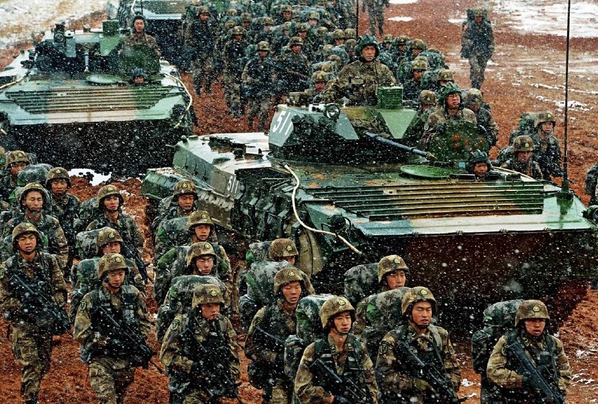 解放军高原钢铁大军冒雪出击