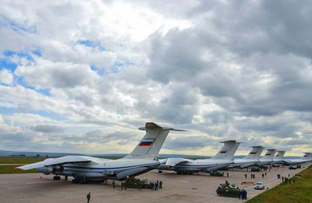 俄军动用40架伊尔76大运 在克里米亚超低空空降