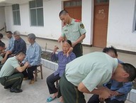 广西那楠公安检查站官兵为“兵妈妈”集体过生日