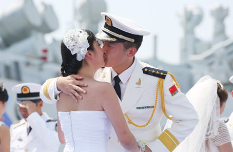 缘结大海，情定军港&mdash;&mdash;东海舰队某驱逐舰支队为官兵举办集体婚礼