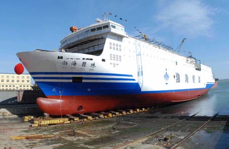 民船首次运送实兵实弹直达演兵场