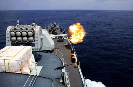 海军第24批护航编队进行实弹演练 主副炮均开火