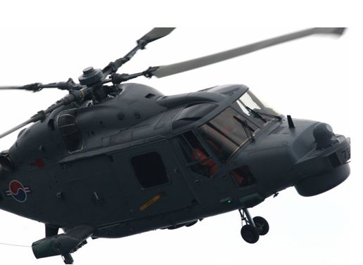 韩海军直升机坠毁3人下落不明 驾驶员头盔被发现