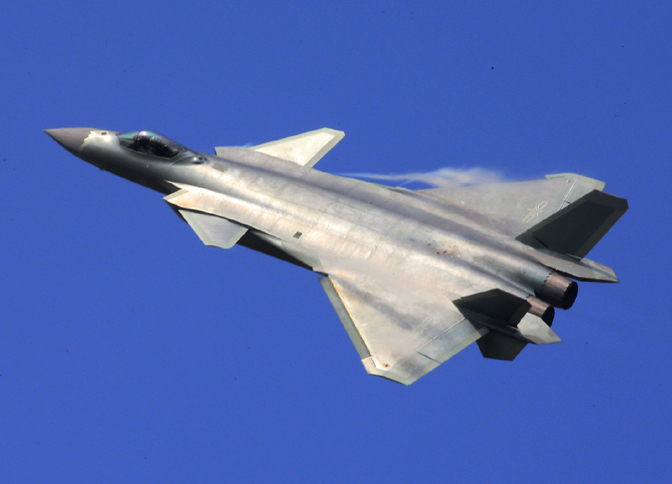 歼-20震撼首秀 中国空军多款高新武器装备成体系亮相航展