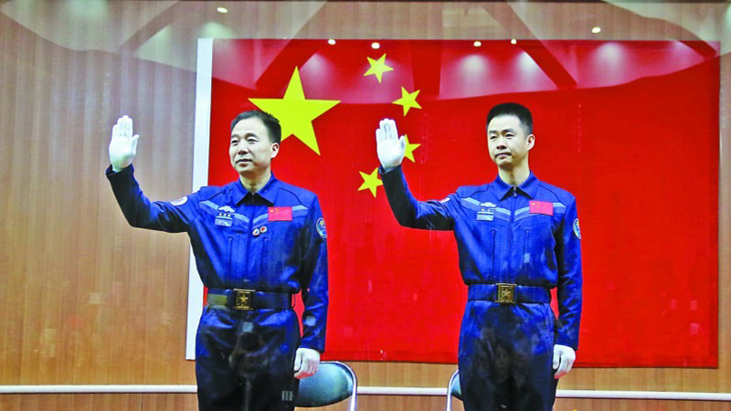 中共中央国务院中央军委授予景海鹏陈冬航天功勋奖章