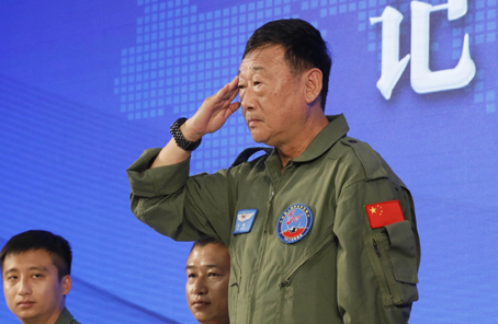 歼-10首飞试飞员首次公开亮相 飞遍歼-10各型号