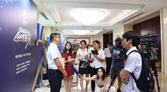 选手被记者“团团包围”