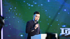 著名新闻主播周学担任主持人