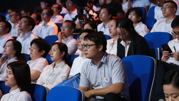 观众认真观看选手项目讲解