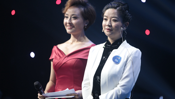 选手认真听取评委点评