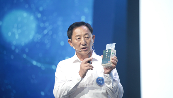 选手展示稻米产品