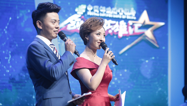 主持人介绍出席嘉宾和评委