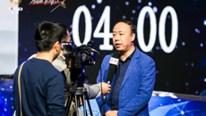 选手正在接受电视台记者的采访