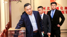 选手正在抽签决定出场顺序