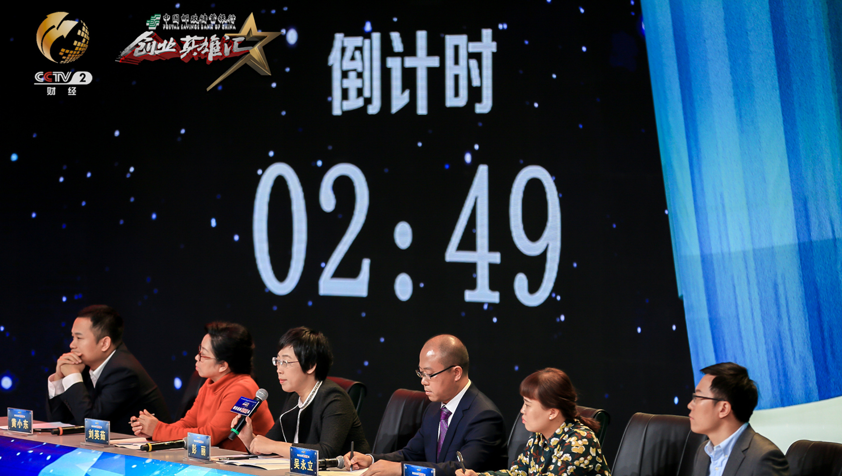 评委现场进行提问和点评