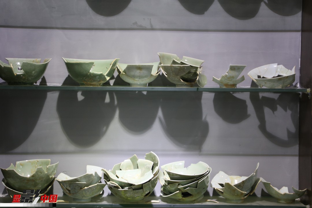 在景德镇御窑厂考古遗址中发掘出了数千件各式各样的残缺瓷器.