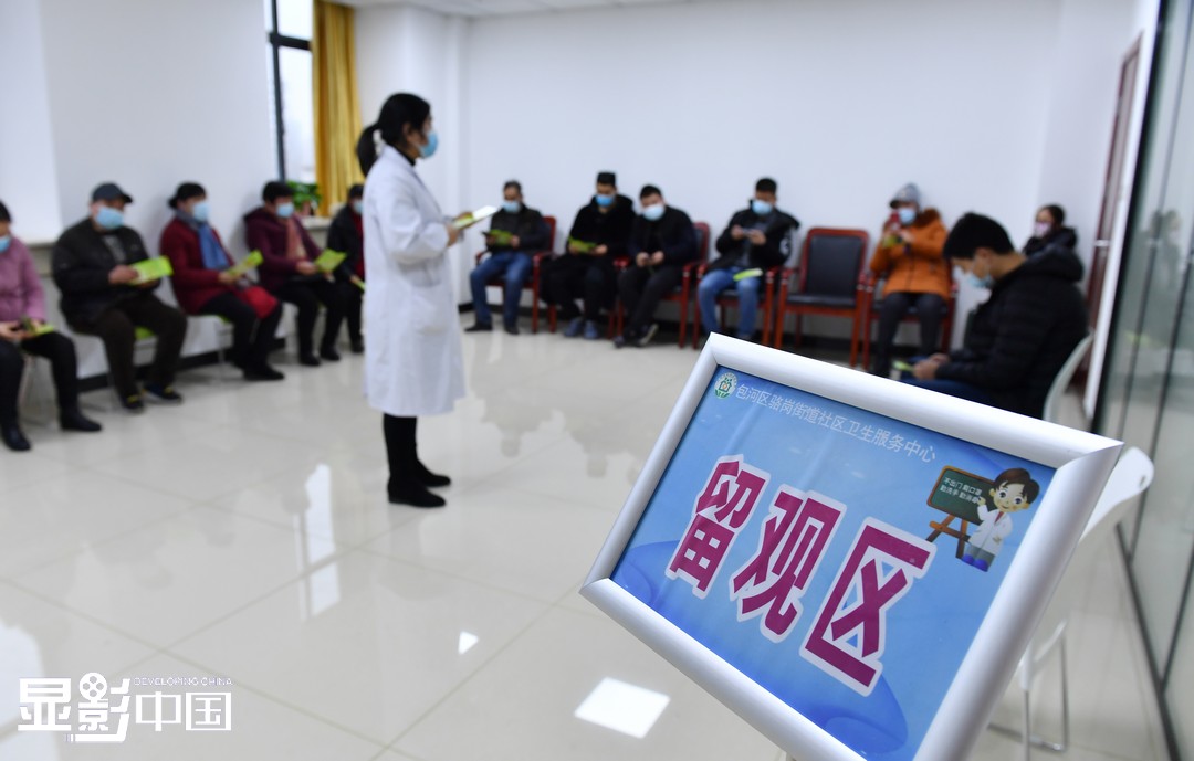 1月5日,合肥市包河区骆岗街道社区卫生服务中心,医护人员为留观市民