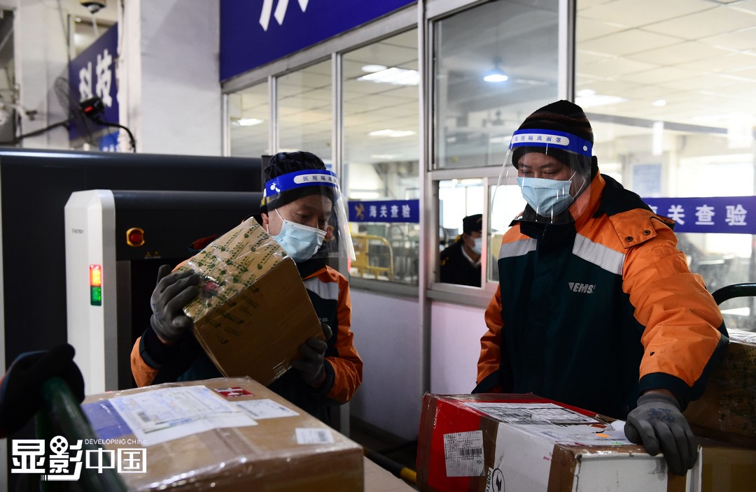 图为邮政工作人员将过关后的邮件进行分拣.新华网 姜冰摄