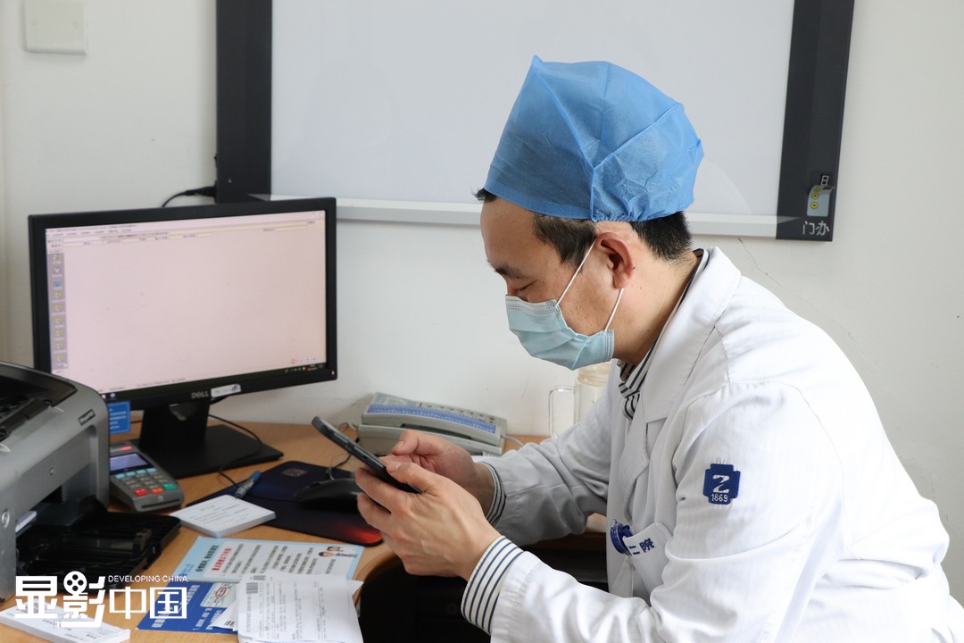 每次门诊工作结束,范军强就会将当天重要的接诊信息用手机拍照记录