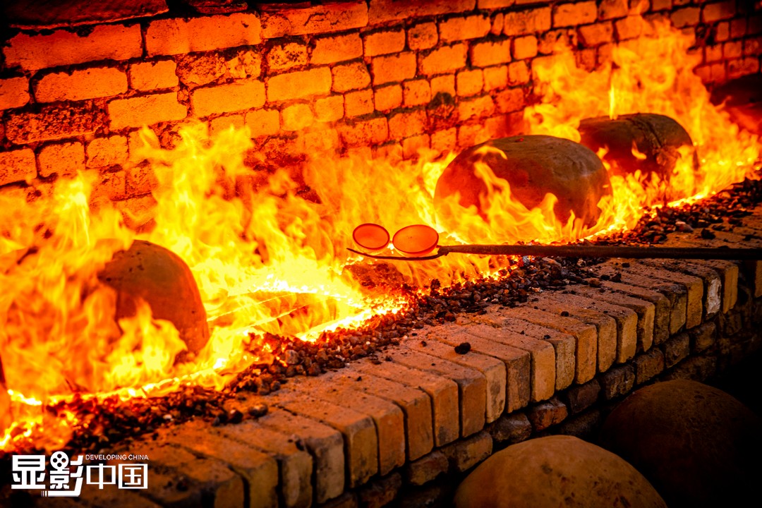 在窑火的煅烧下,砂器通红.