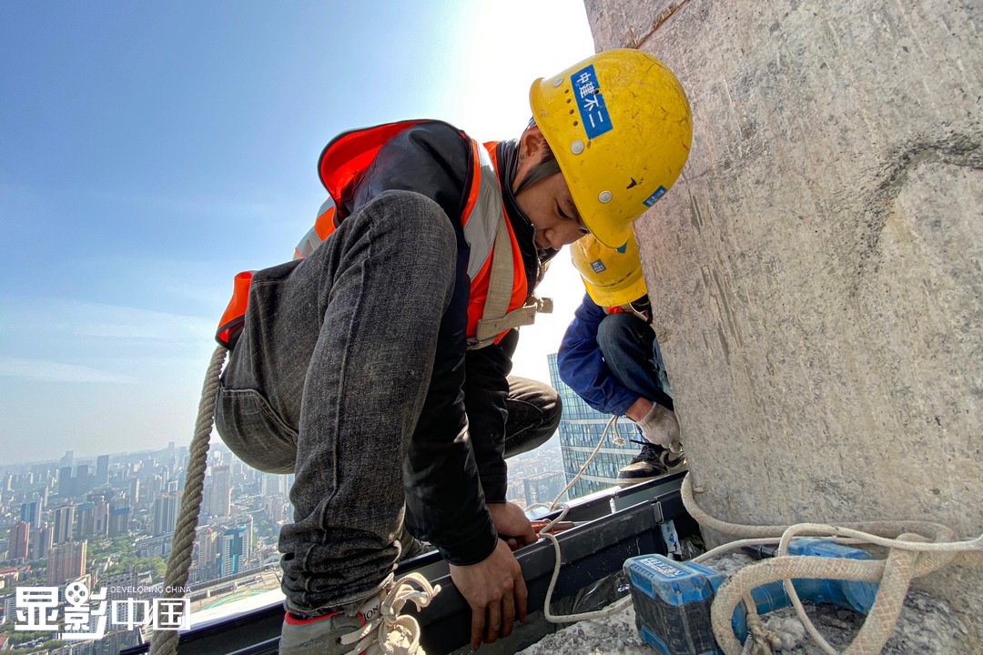 上岗前按照项目管理人员的交底要求,戴好安全帽,挂好安全带,检查安全