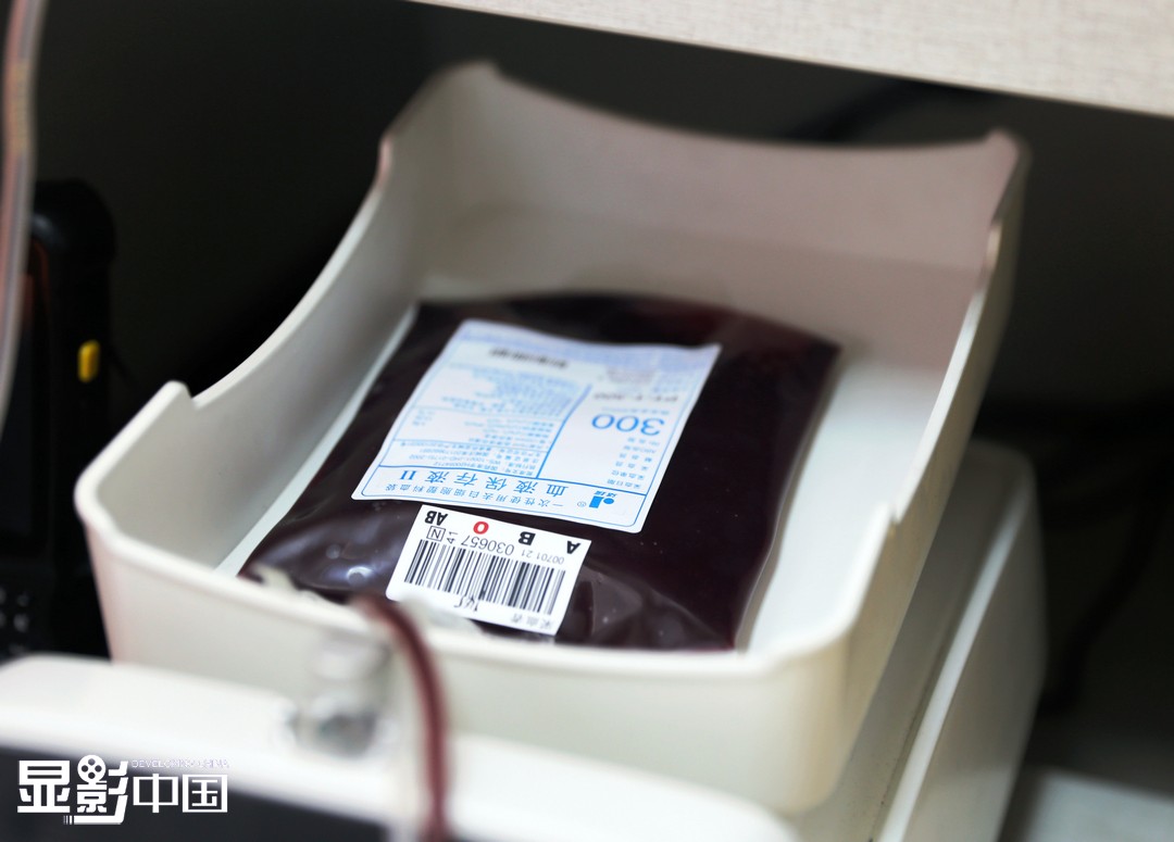 300毫升的血液采集完毕后,将经过严格复杂的检验过程,才能带着"合格"