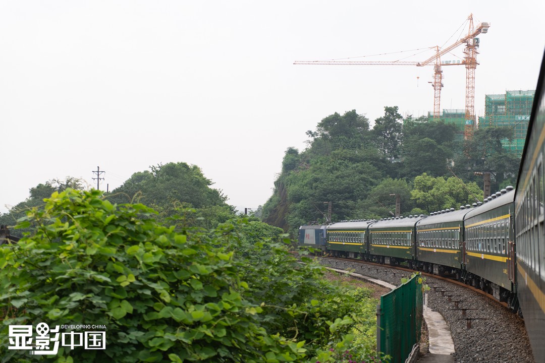 李光秀值乘的5612次列车是目前成渝铁路线上唯一运行的"慢火车",最低