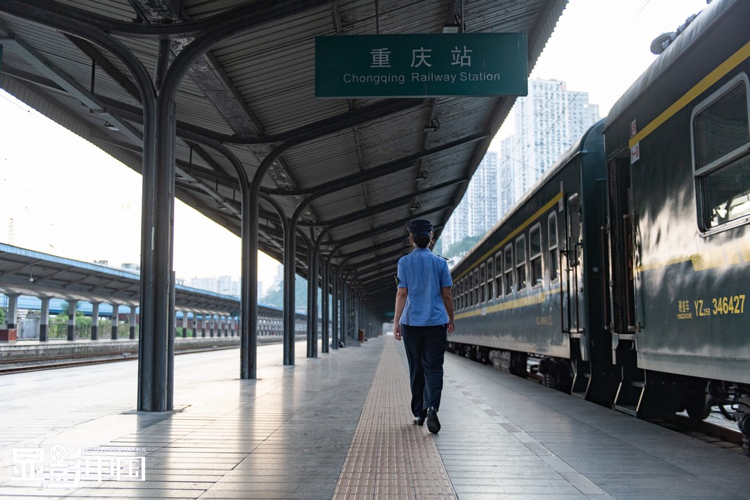 傍晚时分,列车缓缓停靠重庆站.