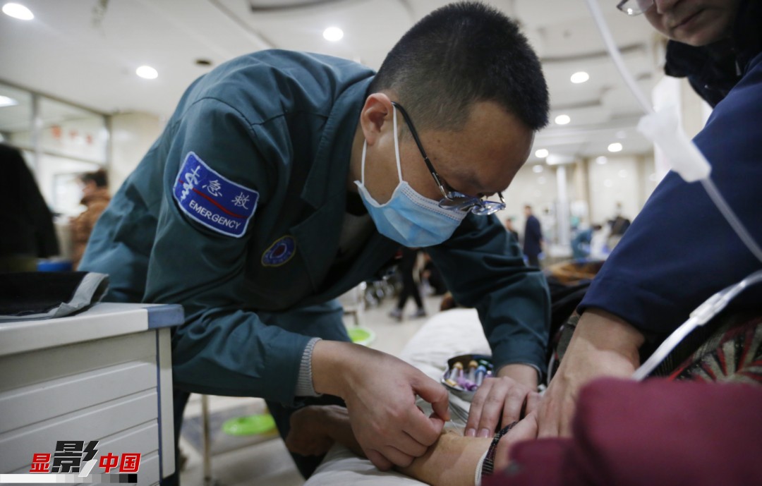 走近急诊科里的男护士