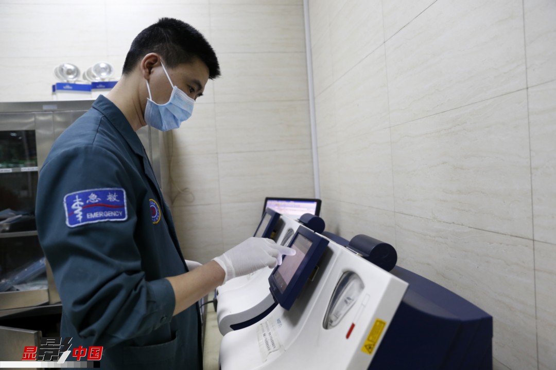 走近急诊科里的男护士