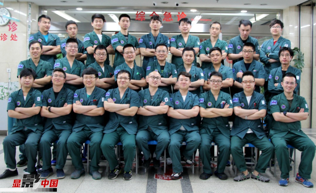 急诊科男护士集体合影.