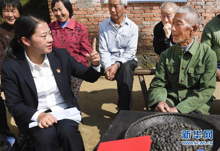 10月27日,十九大代表,安徽省金寨县花石乡大湾村扶贫工作队副队长余静