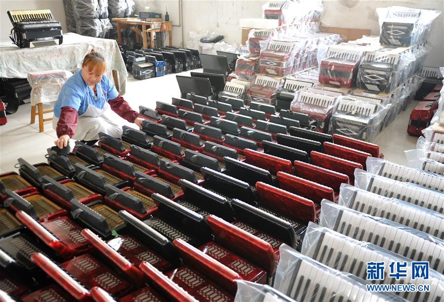 河北沧县:巧手农民制作西洋乐器畅销海外